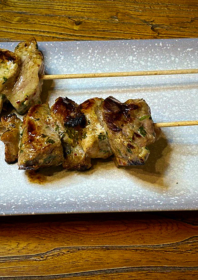 Una foto de Brochetas de cerdo en adobo