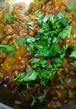 हिरव्या टोमॅटोची मुगडाळ घालून भाजी (Green Tomato Moongdal Bhaji Recipe In Marathi) रेसिपी चे मुख्य फोटो 