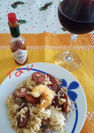 Una foto de Arroz con camarón y embutidos