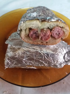 Una foto de Bocadillo de salchichas con queso al vino dulce