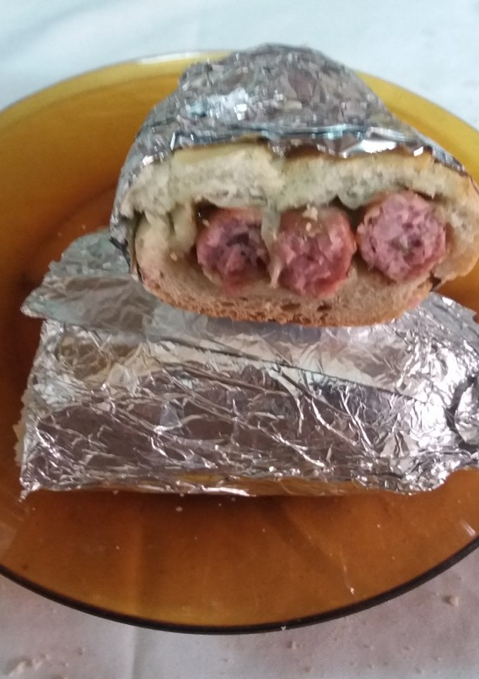 Una foto de Bocadillo de salchichas con queso al vino dulce