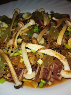 Una foto de Tataki de atún y más