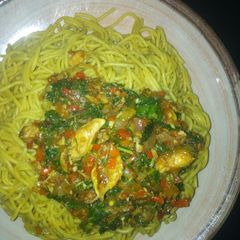 A picture of Curry spaghetti with spinach soup.