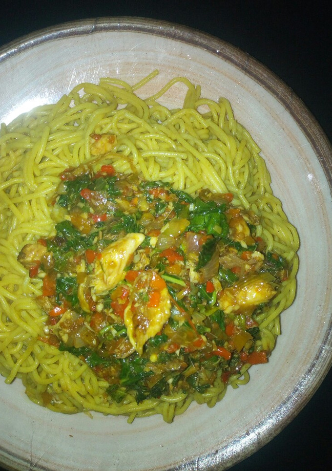 A picture of Curry spaghetti with spinach soup.