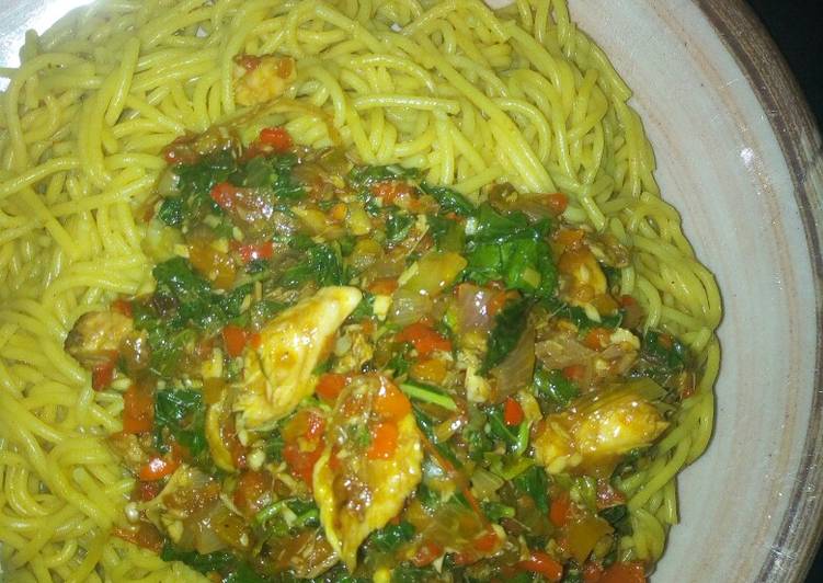 Curry spaghetti with spinach soup