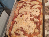 Pizza con doble salsas y orégano