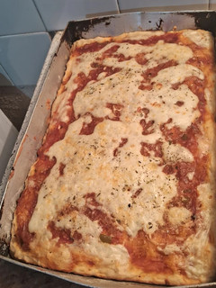 Una foto de Pizza con doble salsas y orégano