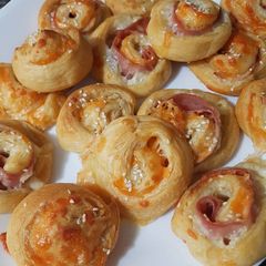 A picture of Ham and Cheesy Pinwheels.