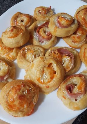 A picture of Ham and Cheesy Pinwheels.