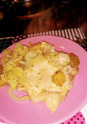 Una foto de Chuletas de chancho en salsa de batatas