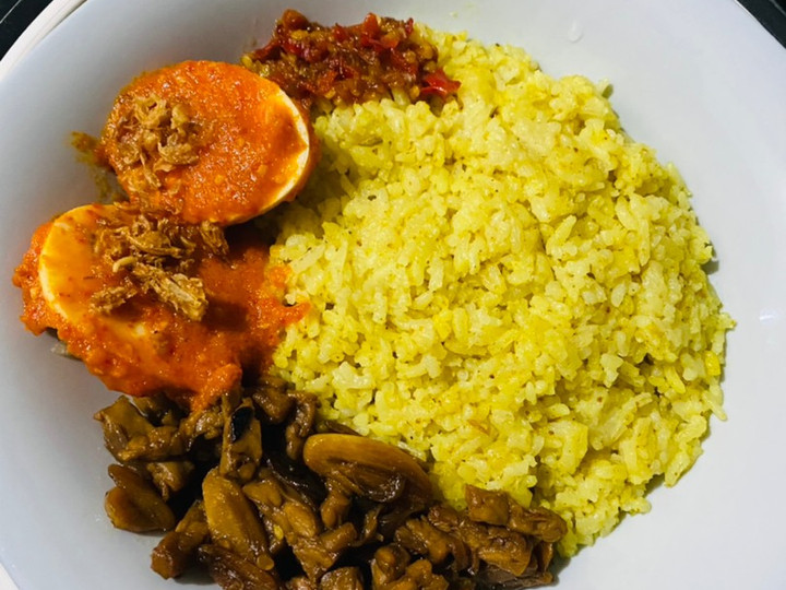 Resep Nasi Kuning Bumbu Instan Rice Cooker yang Menggugah Selera