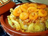 طاجين مغربي الدجاج البلدي معسل بالبصلة والزبيب والمشماش 🇲🇦