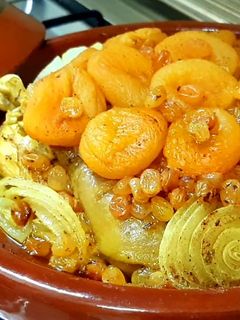 صورة لوصفة طاجين مغربي الدجاج البلدي معسل بالبصلة والزبيب والمشماش 🇲🇦