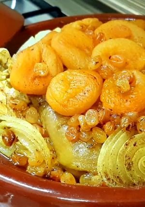 صورة لوصفة طاجين مغربي الدجاج البلدي معسل بالبصلة والزبيب والمشماش 🇲🇦