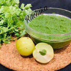 A picture of Coriander chutney with gooseberry.