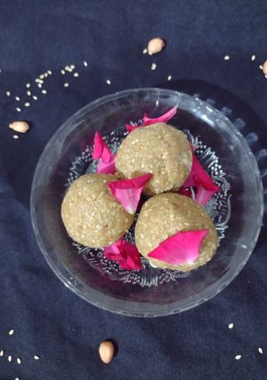 શિંગ તલ ના લાડુ (Shing Til Ladoo Recipe In Gujarati) રેસીપી મુખ્ય ફોટો