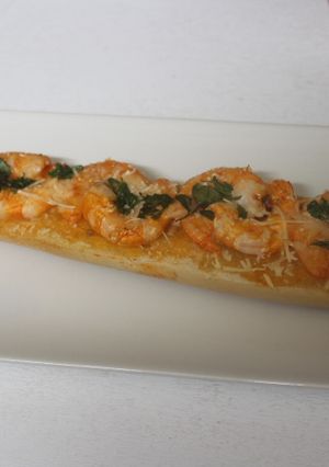 Una foto de Pan pizza de langostinos