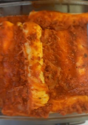 Una foto de Canelones ricota, acelga y hojas de remolacha con salsa de chorizo