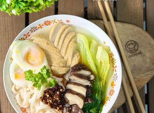 Gambar Pan Mee Sup Simple dengan Minyak Cili Kering & Bawang Putih Special