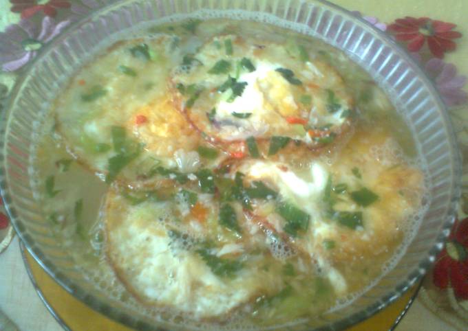 Langkah Mudah Membuat Sup Telur ceplok Pedas Gurih (menu sahur simple) Anti Gagal