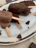 Gelati cuor di panna e ricoperti di cioccolato fondente e nocciole tritate