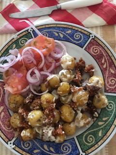 Una foto de Papas criollas con migas de chicharrón