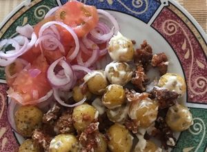 Una foto de Papas criollas con migas de chicharrón