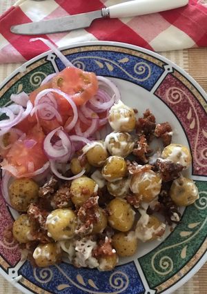 Una foto de Papas criollas con migas de chicharrón
