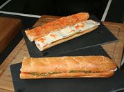Una foto de bocadillo de bacon con queso