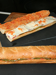 Una foto de Bocadillo de beicon, pimientos y queso