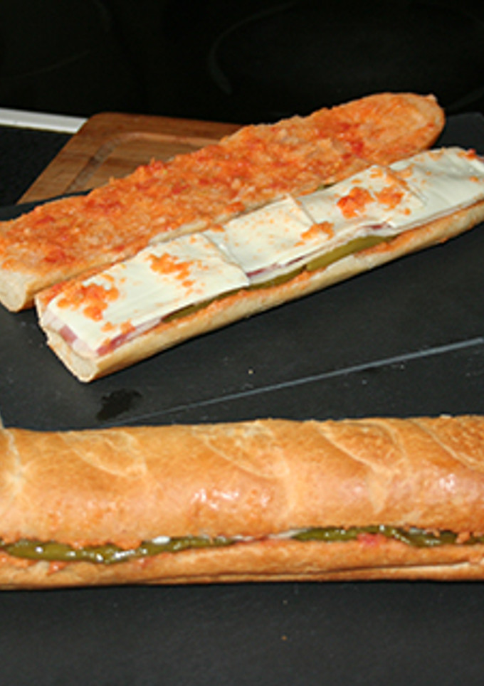 Una foto de Bocadillo de beicon, pimientos y queso
