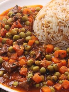 صورة لوصفة يخنة البازيلاء والجزر مع اللحمة والرز