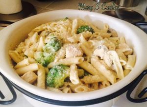 Una foto de Pasta de penne con pollo y brócoli💖