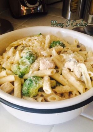 Una foto de Pasta de penne con pollo y brócoli💖