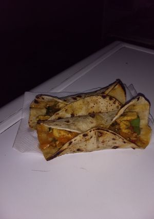 Una foto de Tacos caseros de pollo!!! una ricura🤳 quedan buenísimos!🥗🌮🌶️