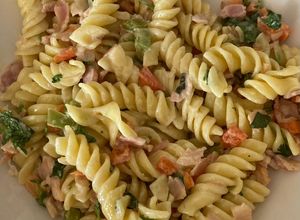 Una foto de Pasta con tocino y crema