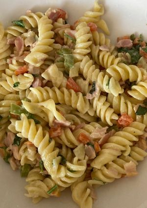 Una foto de Pasta con tocino y crema