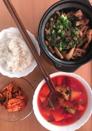 Hình của món Thịt kho khô và canh cà rốt, củ dền, khoai tây.