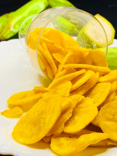 कच्चे केले के चिप्स (Kacche Kele Ki Chips Recipe In Hindi) रेसिपी मुख्य फोटो