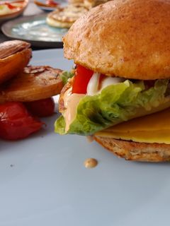 Hamburger mázas csirkemellel, grillsajttal és rozmaringos krumplival recept fotója
