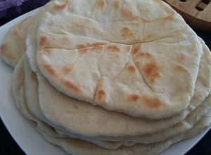 Una foto de Mi pan naan solo o relleno con ajo