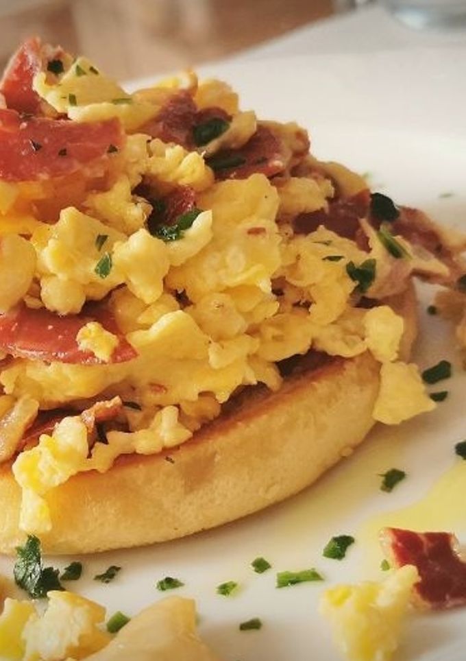 Una foto de Huevos revueltos con  Jamón Ibérico