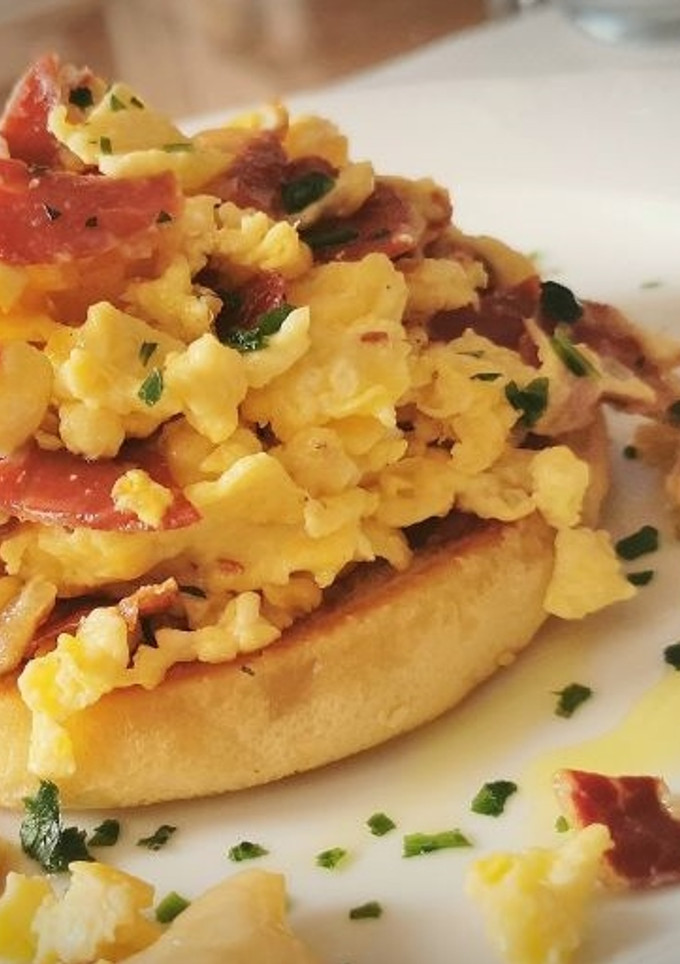 Una foto de Huevos revueltos con  Jamón Ibérico