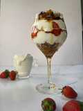 Granola strawberry perfait
