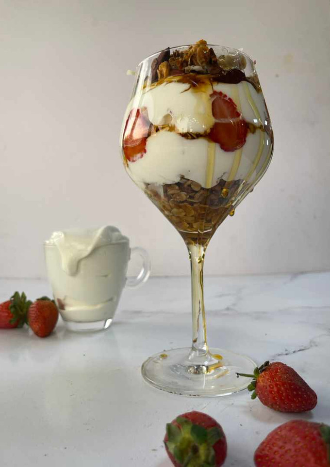 Granola strawberry perfait ainihin hoton girkin