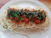Una foto de pasta con alcaparras