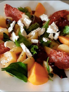Una foto de Ensalada de patata y frutas