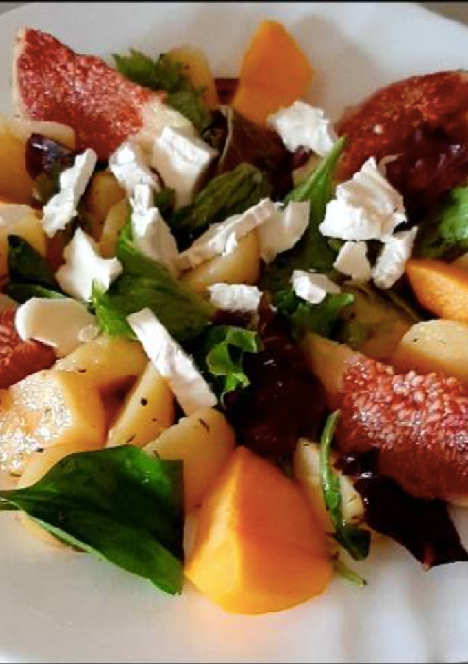 Una foto de Ensalada de patata y frutas