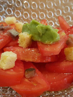 Una foto de Ensalada de tomate, ahumados y guacamole
