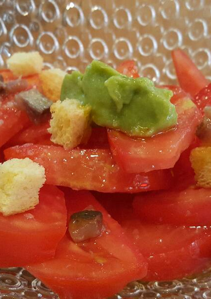 Una foto de Ensalada de tomate, ahumados y guacamole